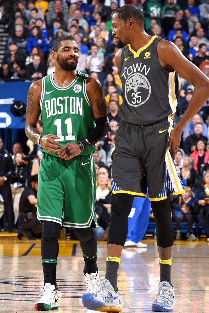 女足英联杯中发生暴力冲突，一名球员抓住对手脖子将其摔倒（女足英联杯爆发肢体冲突：一名球员抓住对手颈部将其摔倒）