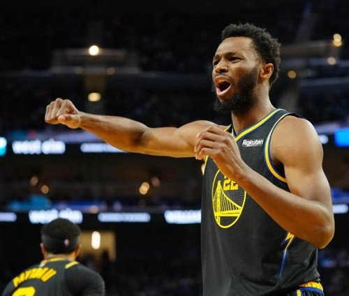 球迷：这球不进都对不起场地（球迷感叹：不进都对不起这草皮）