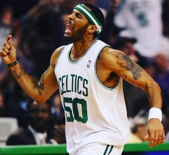 马格德堡球员庆祝进球，不幸跌入2.7米深的沟中但安全逃出（马格德堡球员进球庆祝时失足坠入2.7米沟，所幸安然脱险）