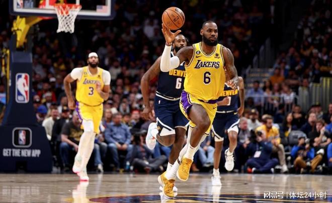 詹姆斯晒与布朗尼打高尔夫：与儿子共度美好时光如今尤为珍贵（詹姆斯分享与布朗尼同场挥杆：当下与儿子相伴格外珍贵）