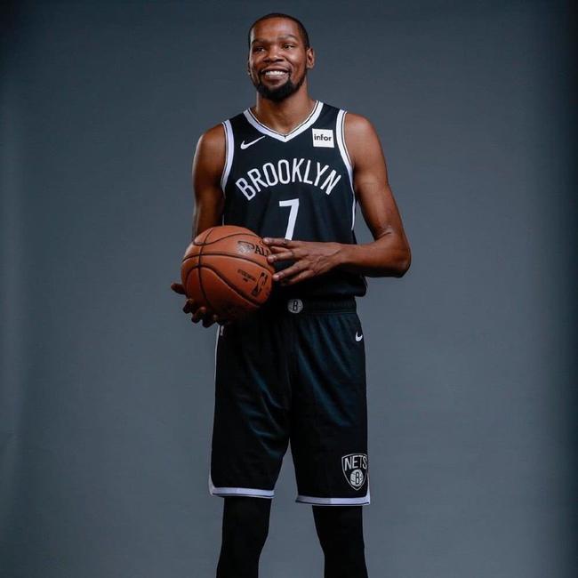 球迷：这球踢得跟动画一样（球迷直呼：这球像动画片一样）