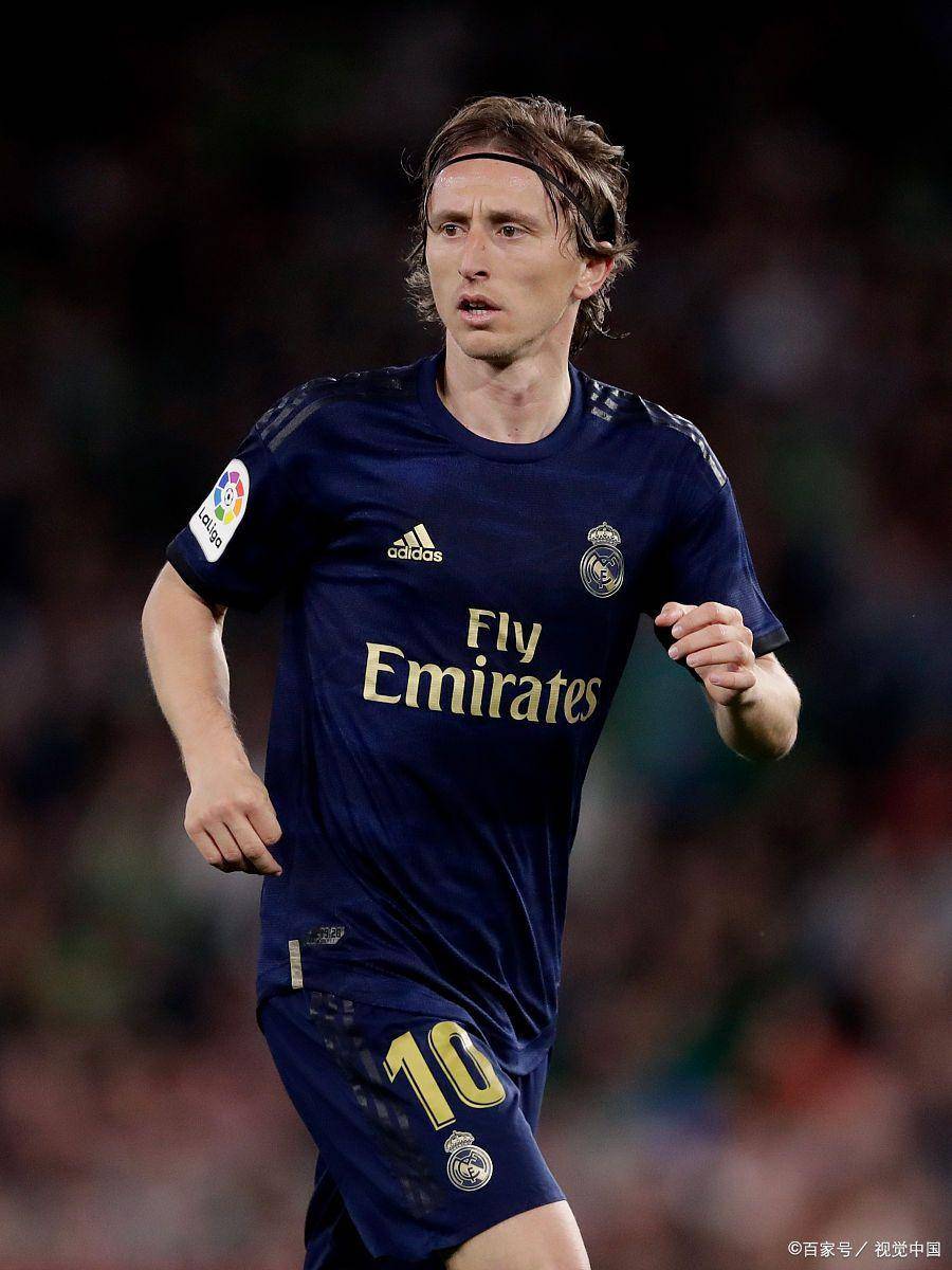 镜报：安菲尔德球迷因现场警报响起被暂时疏散，现已重新进场（镜报：警报触发安菲尔德球迷短暂撤离，现已恢复入场）