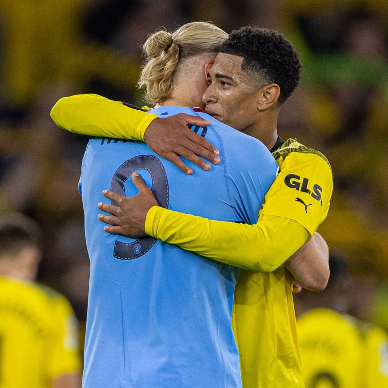 奥迪召开发布会展示2026赛季概念车，拜仁众将与车进行合影（奥迪发布会亮相2026赛季概念车，拜仁球员现场合影）