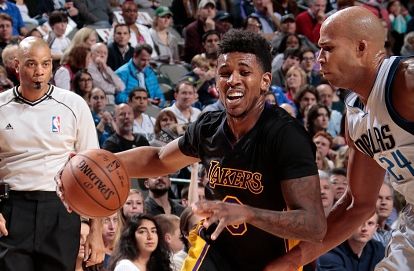 火星撞地球！枪手领跑英超&欧冠0丢球，拜仁新赛季17胜1平不败（豪门齐飞！阿森纳英超领跑欧冠零失球，拜仁新季17胜1平保持不败）